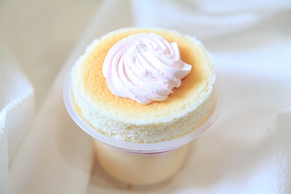 ファミマ「スフレ・プリン」に爽やかなストロベリーが登場♪