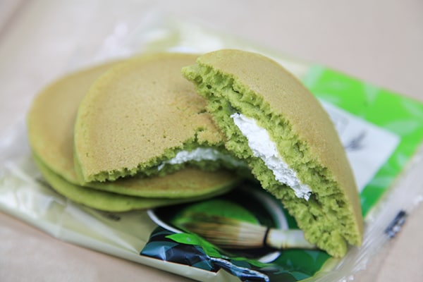 苦くて甘い!ファミマの菓子パンに抹茶フレーバーが仲間入り!