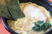 ファミマなら「家系ラーメン」をレンジアップで味わえるんです！