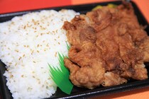 ガッツリボリューミー！ファミマの「山賊焼き弁当」がスパイシーでおいしー！