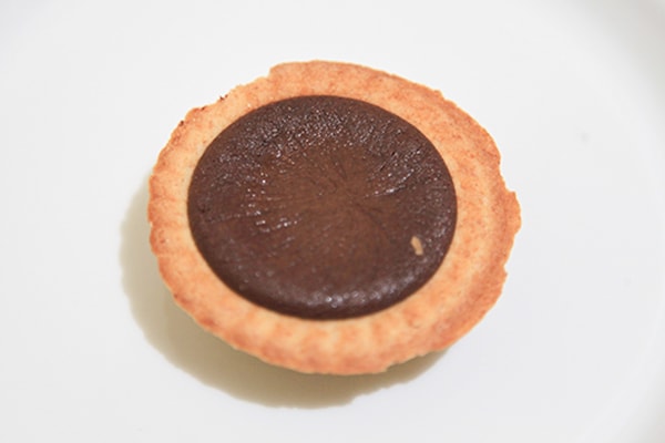 ファミマ「全粒粉のチョコタルト」はザクザクでチョコの風味が◎