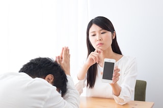 あれ、なんか怪しい…「浮気を疑いたくなる行動」は？