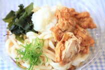 ファミマの「冷やし鶏天おろしうどん」がウマい！