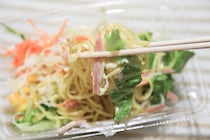 冷やし中華風？ファミマの「ラーメンサラダ」がサッパリおいしい♪