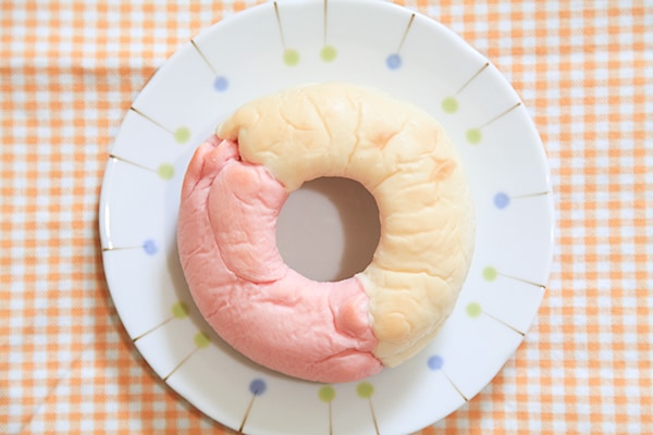 1個で2回楽しめる！ファミマの「リングパン」はいちごとミルク！