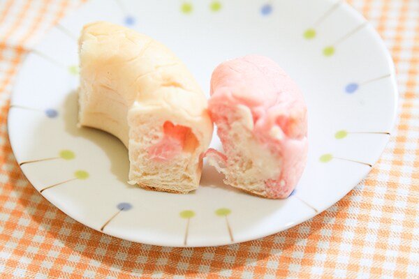 1個で2回楽しめる！ファミマの「リングパン」はいちごとミルク！