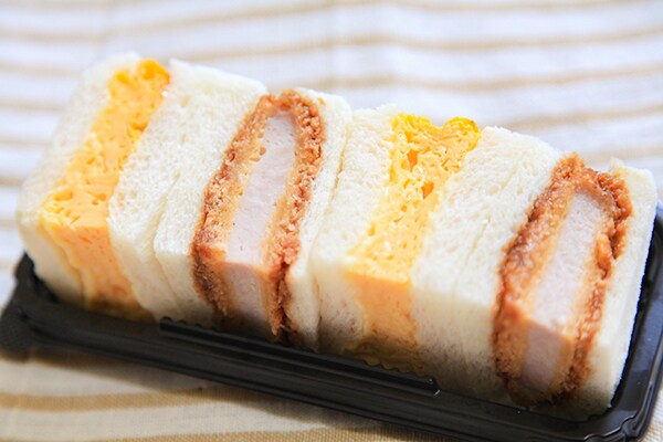 厚みがあって贅沢♪ファミマの「ロースカツ＆たまご焼サンドBOX」