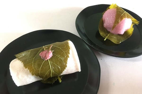 (手前が関東の桜餅、奥が関西の「道明寺桜餅」)