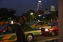 上司とタクシーに乗る場合、どこに座る？