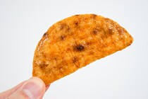 【数量限定】カルディの「餃子ぬれせんべい」が復活した！