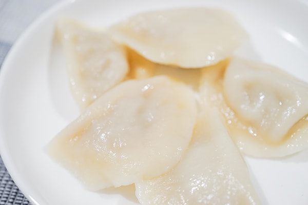セブン冷食「旨辛胡麻だれ水餃子」はつるんとウマイ!