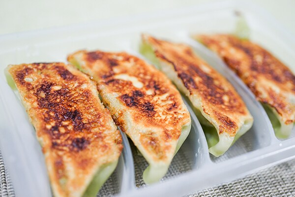セブンで買える「パクチー香る焼き餃子」を食べてみた!