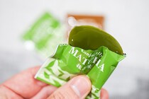 2つの味を楽しめる！カルディの「抹茶＆ほうじ茶こんにゃくゼリー」