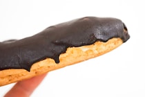 ローソンの新作エクレアはビターなチョコが味の決め手に	！