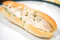 シャキシャキしっとり！セブンの「サラダチキンロール」が美味