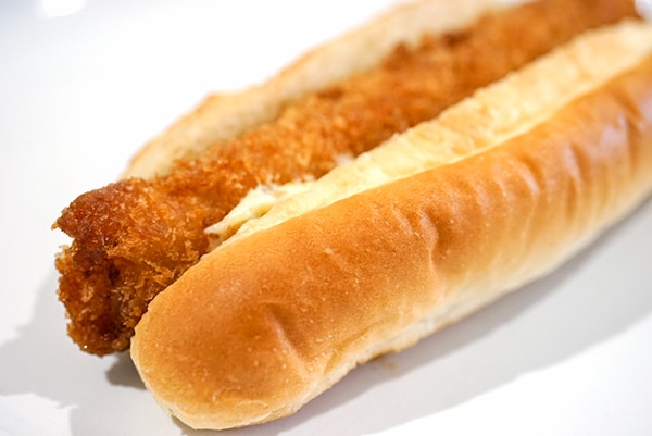 セブンの「タルタルフィッシュロール」はソース入りでした