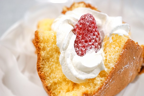 いちごをまるごとトッピング!ローソンの「ふわっふわケーキ」