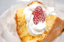 いちごをまるごとトッピング！ローソンの「ふわっふわケーキ」