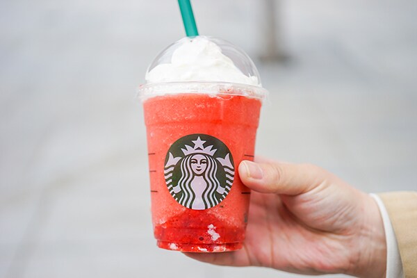 【スタバ】強烈ないちご感を味わえるストロベリーフラぺが復活!