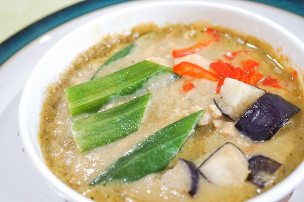 ローソン冷食「ココナッツミルク仕立てのグリーンカレー」は本格派