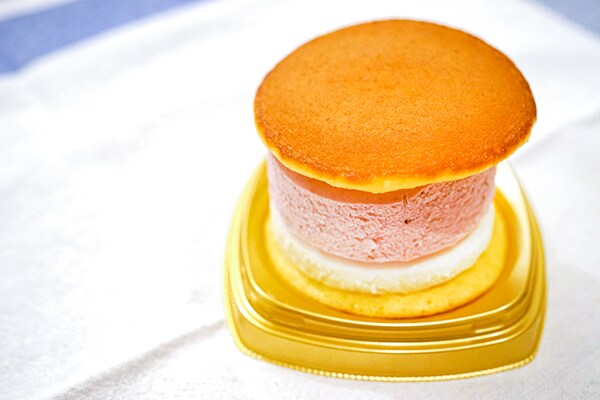 大量クリームだけど意外とあっさり!セブンの「苺みるくくりぃむ生どら焼」