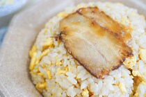 柔らかチャーシューがウマイ！セブンの「焦がし醤油のチャーハン」