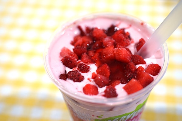 果肉たっぷり！ローソン「ベリーベリーファンタジー ストロベリー」は飲むアイス!?