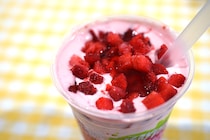 果肉たっぷり！ローソン「ベリーベリーファンタジー ストロベリー」は飲むアイス!?