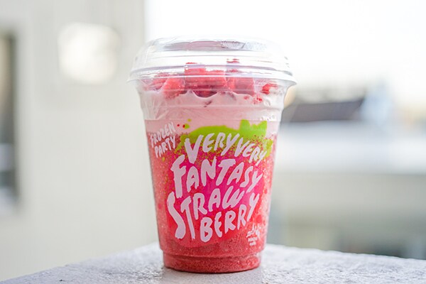 果肉たっぷり！ローソン「ベリーベリーファンタジー ストロベリー」は飲むアイス!?