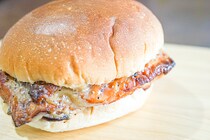 デカい鶏肉がドン！セブンの「ペッパーチキンバーガー」は食べごたえあり