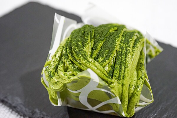 ほろ苦系のたっぷりクリームを味わう!ローソンの「濃い茶モンブラン」