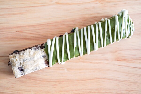 ポンパドウルの新作パンはザクサク食感のスティック抹茶！