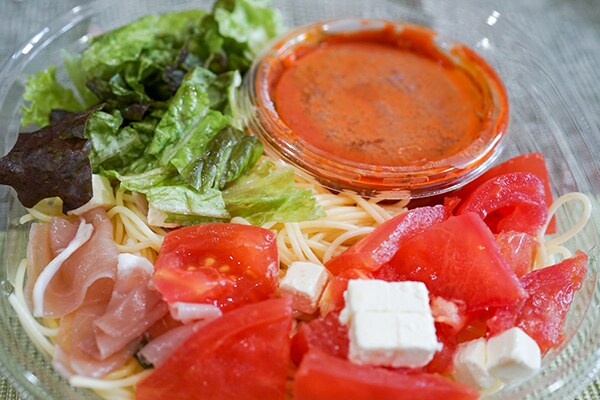 セブン「生ハムとチーズとトマトの冷製パスタ」は追い生ハムすべし!