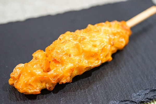 粒々粒々…ローソンの新作ホットスナックは「たっぷりとうもろこし串」