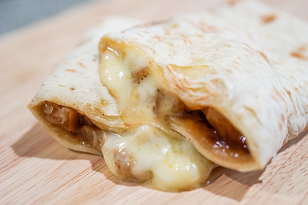 セブンの「炭火焼てりやきチキンチーズ」は和風なブリトー?