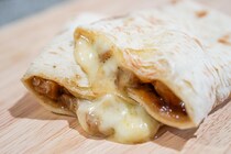 セブンの「炭火焼てりやきチキンチーズ」は和風なブリトー？