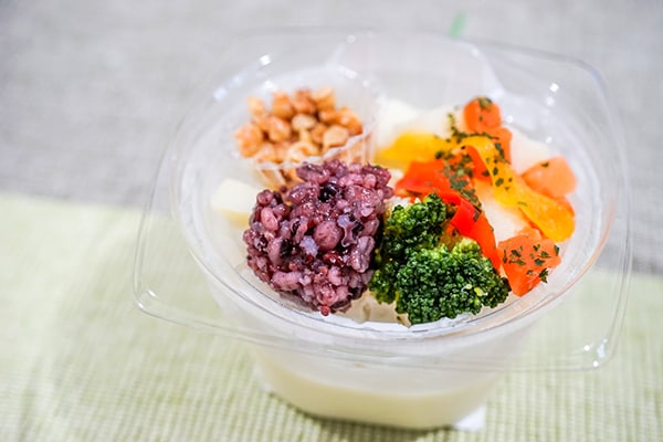 具材たっぷり!ローソンの「食べる冷製スープ」が食べやすい♪