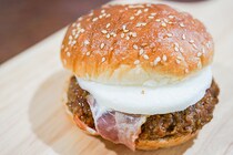 セブン新作バーガーは「テリマヨベーコンエッグ」でボリューム満点