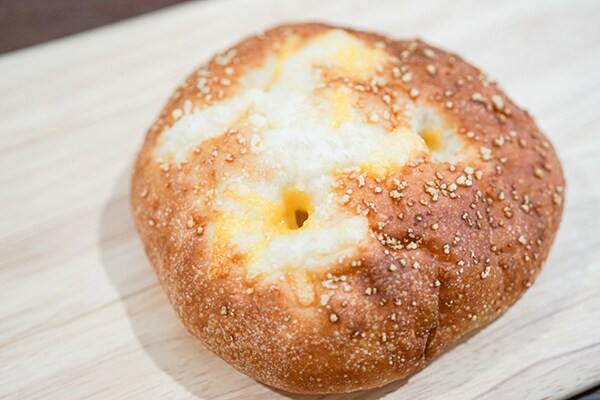 シンプルで食べやすい!セブンの「もっちり塩パン」は素朴なおいしさ