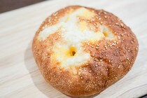 シンプルで食べやすい！セブンの「もっちり塩パン」は素朴なおいしさ