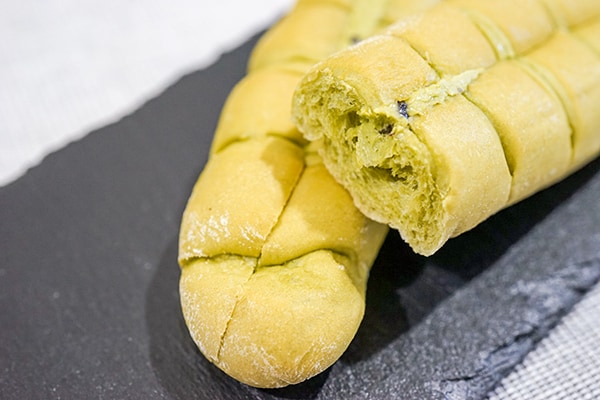 ちぎる？ そのまま食べる？ ローソンの「抹茶あずきクリームフランスパン」