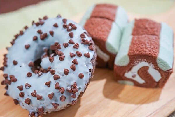 ローソンのチョコミント新商品はドーナツ＆ロールケーキ！よりミントだったのは…
