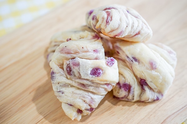 パクッと食べられる！ローソンのブルーベリーのミニクロワッサンは手軽美味