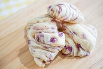 パクッと食べられる！ローソンのブルーベリーのミニクロワッサンは手軽美味