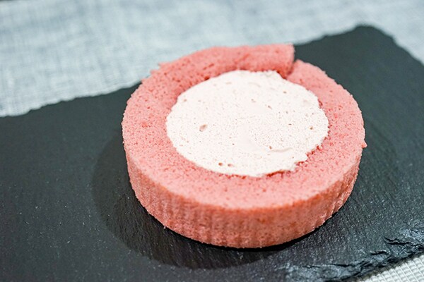 ローソン新スイーツ「ルビーチョコレートのロールケーキ」はジュレ入り！