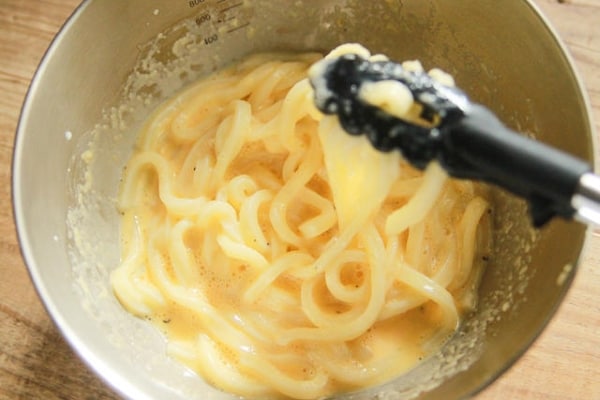 うどんの余熱で卵液をクリーム状にするので、うどんがアツアツのうちに加えるのがコツ！
