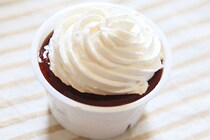 ファミマ「クリームほおばる」シリーズ新作はプディングケーキ！