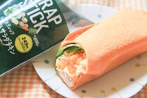 ワンハンドで食べるサラダ!? ファミマ「ラップスティック」に新作が登場！