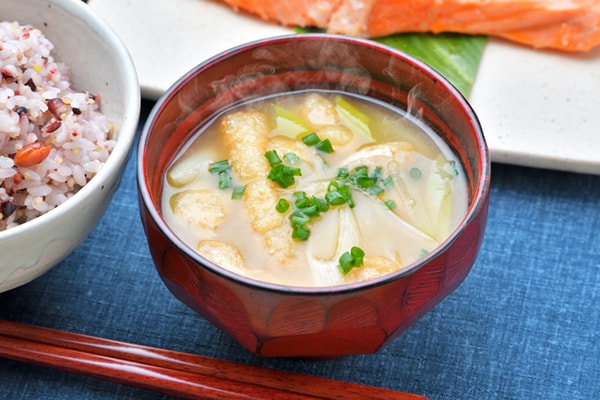 豆腐・わかめ・油揚げ…みそ汁に欠かせない具材ランキング1位は?