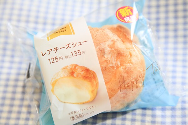 心地よい酸味が◎！ファミマ「レアチーズシュー」はさっぱりおいしい♪